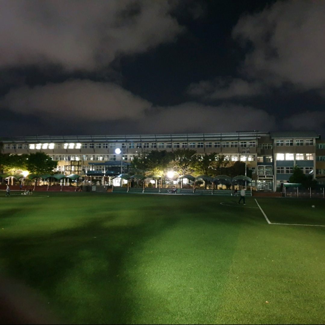 제주시 제주중앙중학교 운동장과 교사동 야간 전경