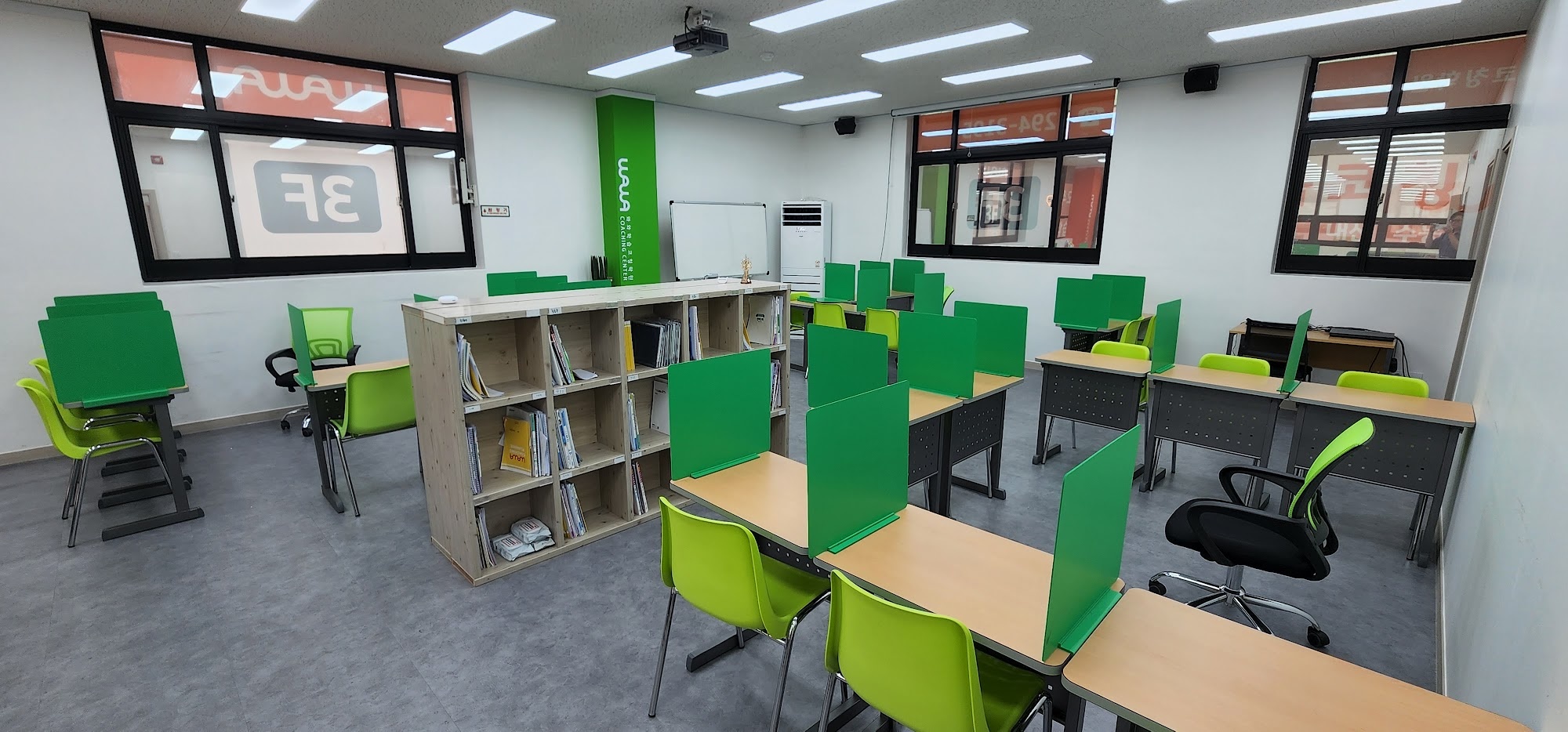 경남 거제 수월동 와와학습코칭 거제수월점 — 칸막이 좌석이 늘어선 자습실