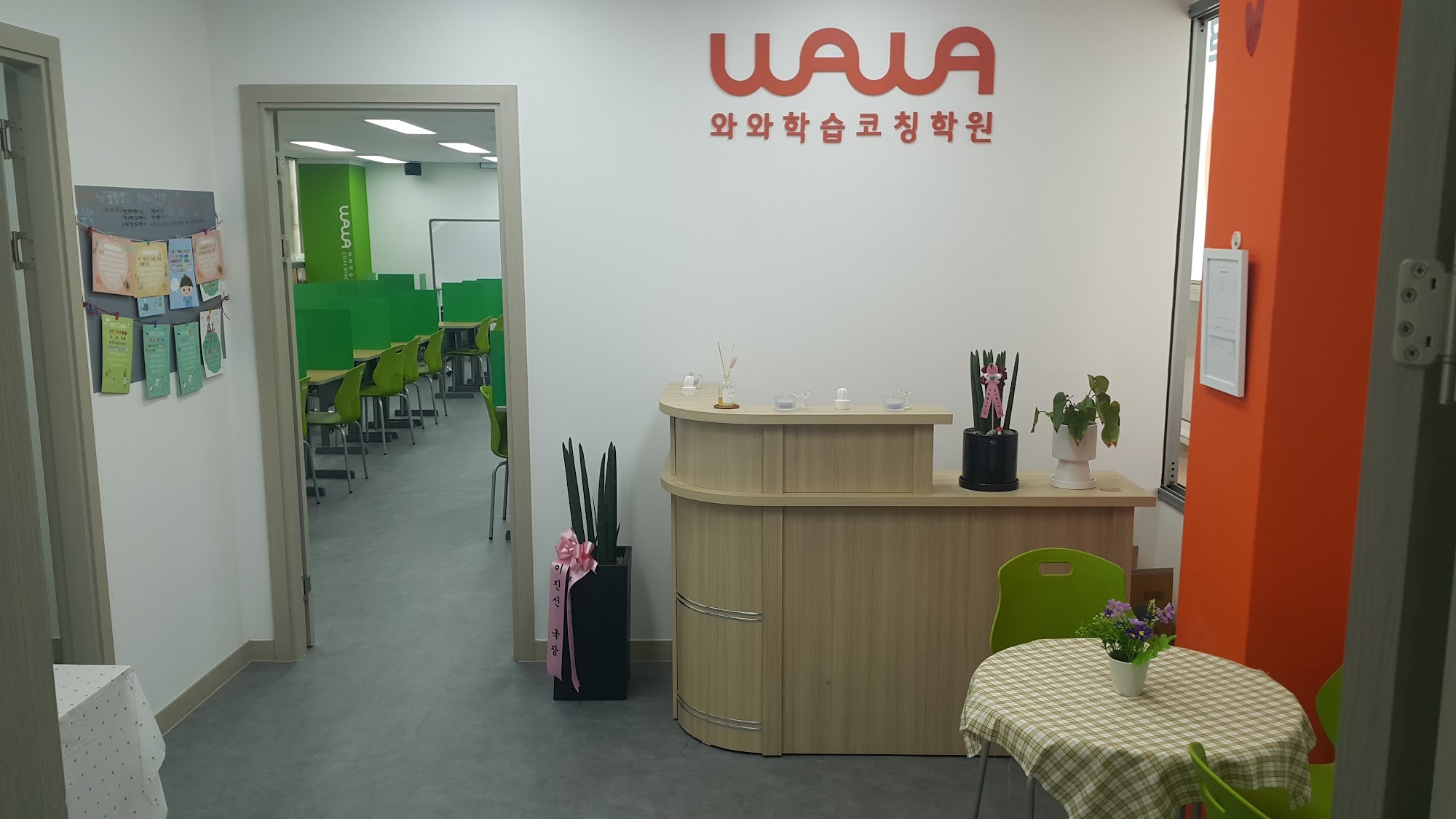 와와학습코칭 복대점 데스크와 브랜드월, 안쪽으로 보이는 학습실